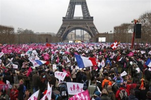 Una enorme protesta del fin de semana contra la legalización del matrimonio entre personas del mismo sexo no ha afectado la decisión del Gobierno francés de aprobar pronto una ley al respecto, dijeron el lunes ministros del Ejecutivo. En la imagen, miles de manifestantes reunidos en el Campo de MArte cerca de la Torre Eiffel de París para protestar por posible ley de parejas homosexuales, el 13 de enero de 2013 . REUTERS/Charles Platiau