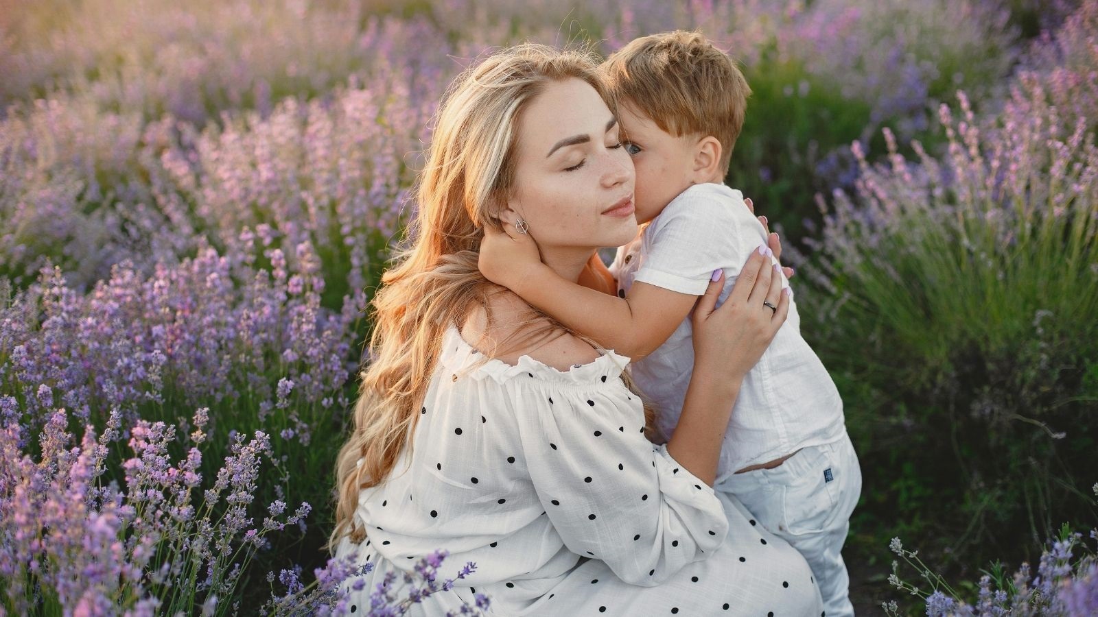 madre con niño paisaje